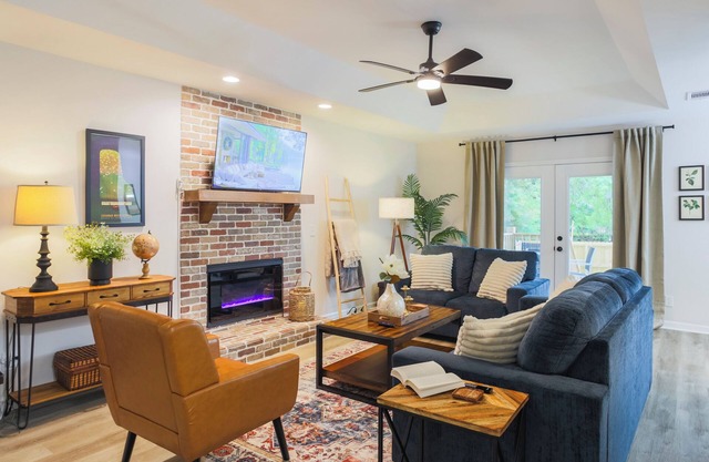 Charming 4-bedroom house - Mins away from Historic Downtown! Great for Families!