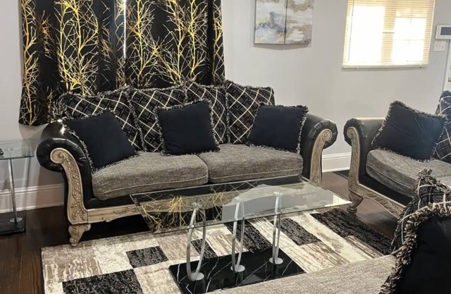 Charming 4-bedroom house with WiFi and AC in amazing Chicago