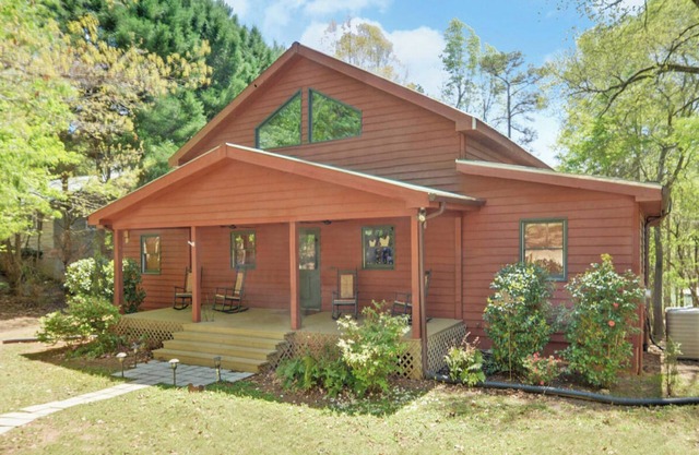 Charming 4-bedroom Lakefront Home in peaceful Hartwell