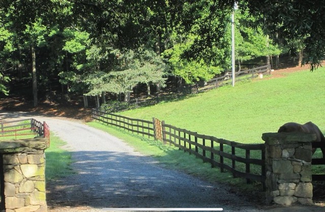 Charming 4 BR, 4 BA on Mechums River 15 Minutes to Charlottesville