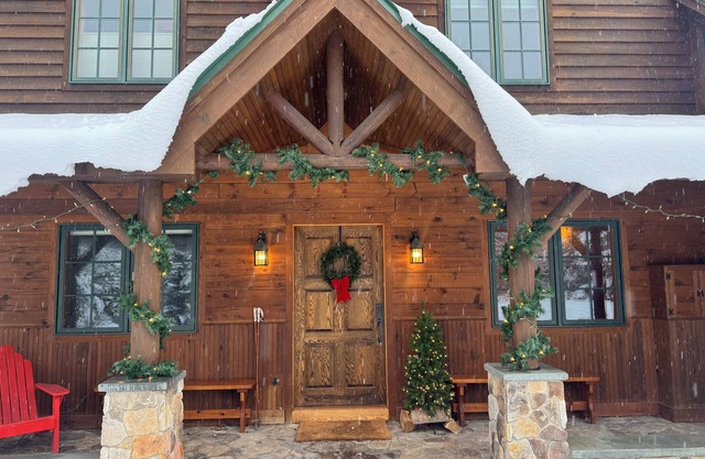 Charming 4-bedroom mountainside chalet on Sugarloaf golf course