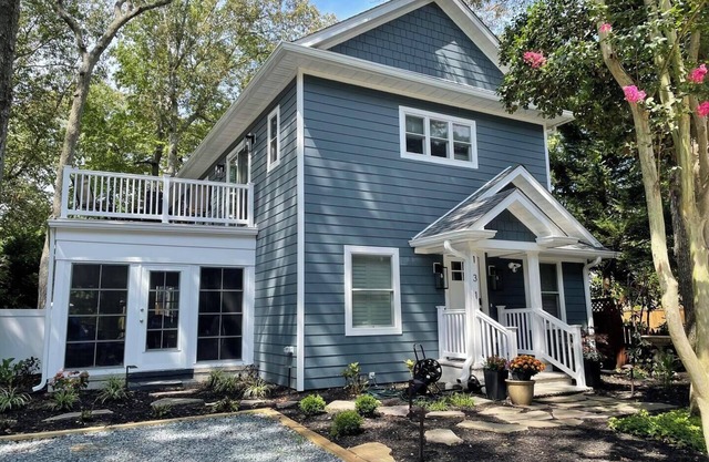 Charming 6-Bedroom Coastal Bungalow, Walk to Town & Beach – Backyard Oasis!