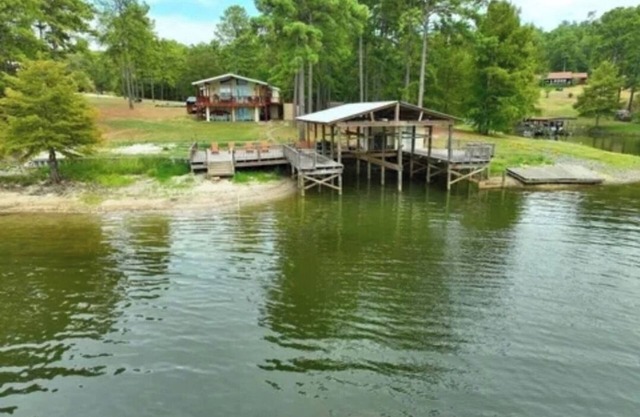 Charming 7-bedroom house located on South Toledo Bend in Anacoco, LA