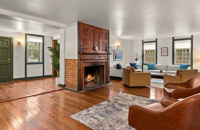 Charming 7-BR 1800s Retreat 8-Min to Catamount