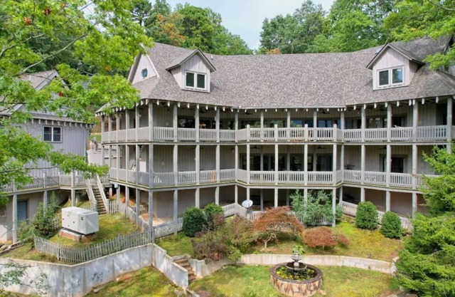 Charming 8-bedroom cabin in marvelous Sky Valley