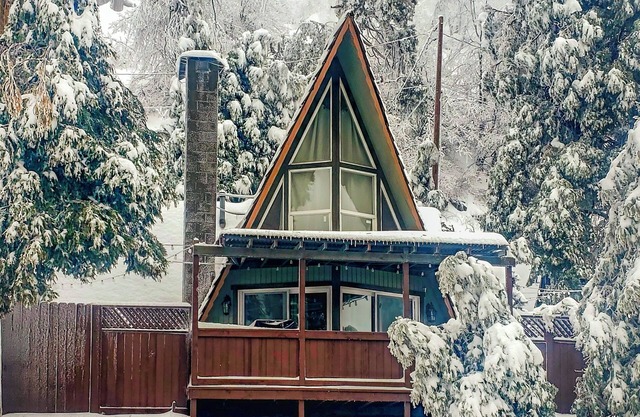 Charming A Frame 2-bedroom cabin with WiFi, AC in beautiful Rimforest