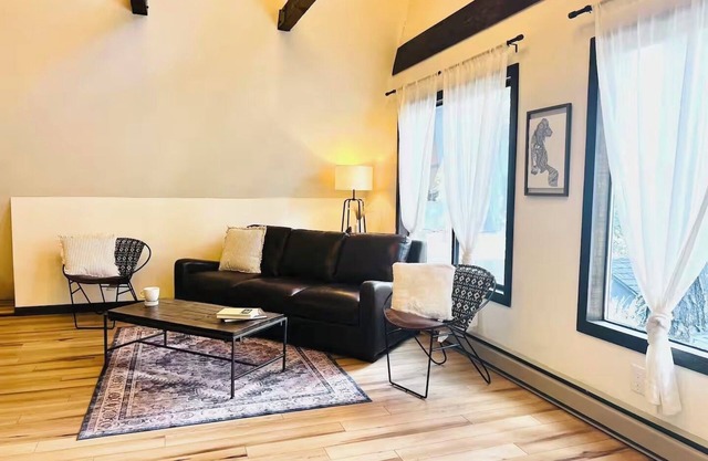 Charming A-Frame getaway in the woods - Pet friendly - Sleeps 6