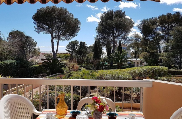 Charming accommodation 3 * by the sea with sea view. Private park, elevatoring