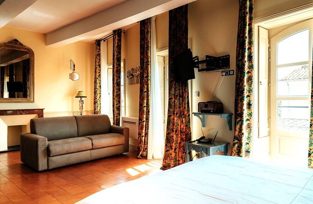 Charming air-conditioned apartment in historic center of Pézenas