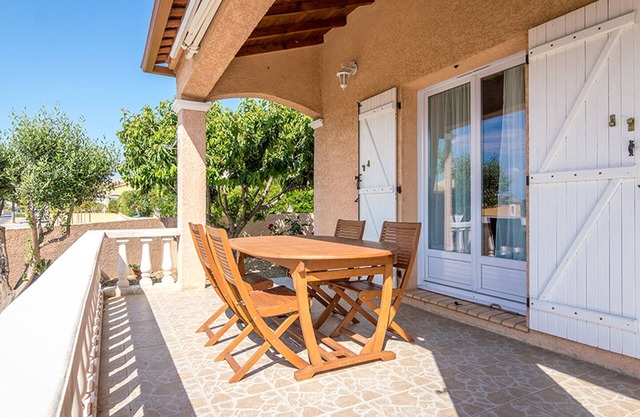 Charming Air-Conditioned House with Garden, Terrace, and Parking in Mèze