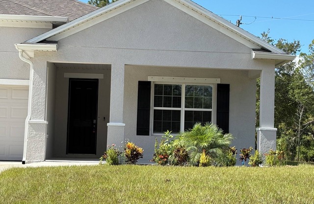 Charming and cozy 3-bedroom house with WiFi, AC in delightful Port Charlotte, FL