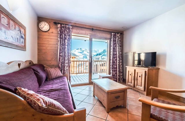 Charming Apartment · Close to Slopes · Balcony · Wi-Fi · Parking · 6 People