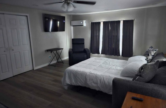 Charming apartment with a full size kitchen AC and WiFi in wonderful New Boston