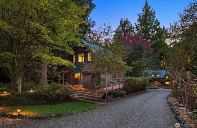 Charming Bainbridge Island Cottage with Comforts