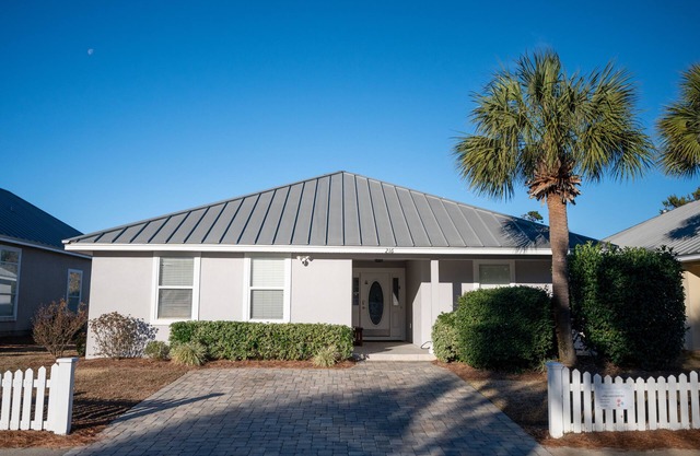 Charming Beach Cottage, Beach Chair Service Included