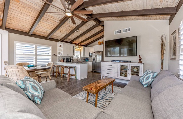 Charming beach house/Canal living/Grills/kayaks!