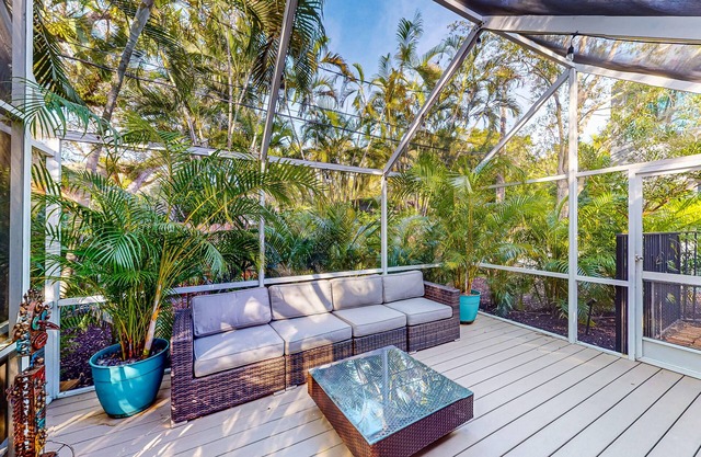 Charming beach retreat 1 block from Las Olas with dog-friendly yard & lanai