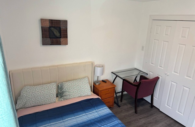 Charming bedroom in a 3-bed house in peaceful Houston with AC