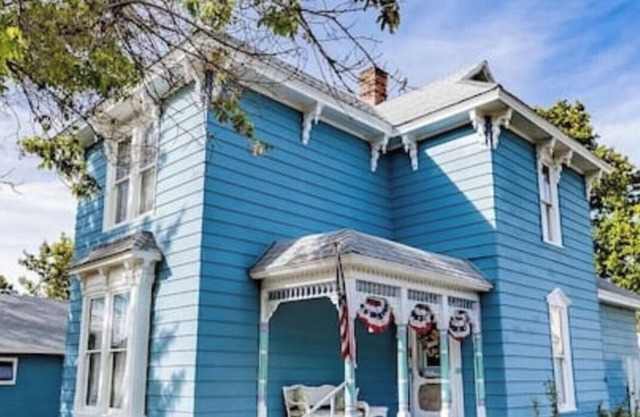 Charming BLue victorian home located blocks away from historical Route 66