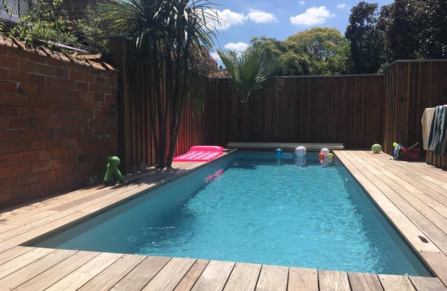 Charming Bordeaux shop with garden and swimming pool 10 minutes from the city center