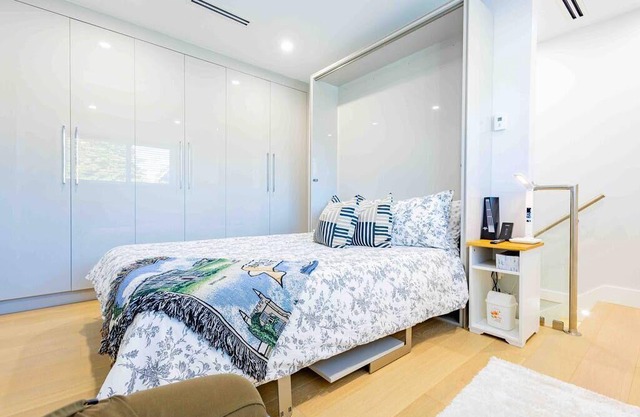 Charming & Brand-New near Restaurants & Transport