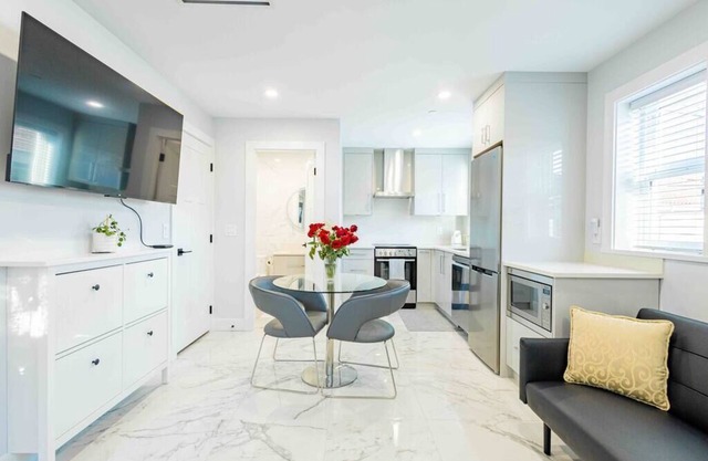 Charming & Brand-New near Restaurants & Transport