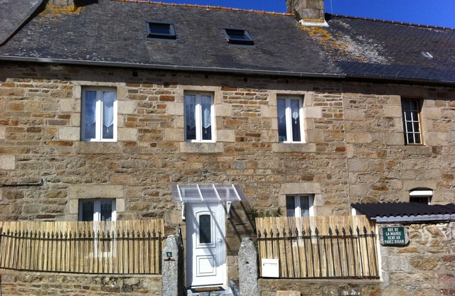 CHARMING BRETON HOUSE IN THE VILLAGE OF TONQUEDEC