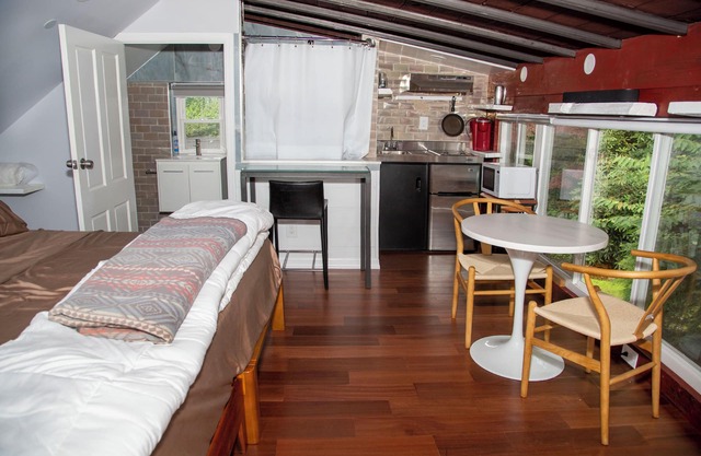 Charming bungalow with AC and WiFi in fantastic Cold Spring Harbor.