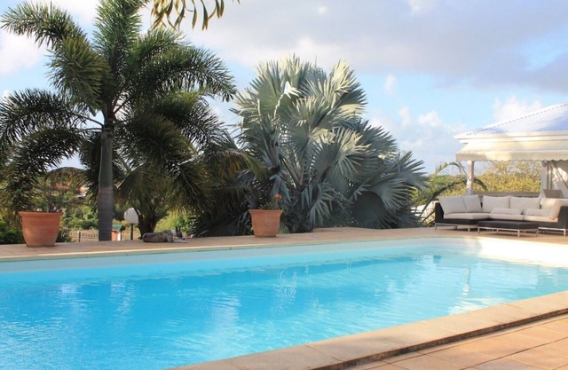 Charming bungalow, 200m from the beach, quiet, surrounded by greenery