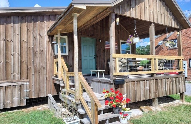 Charming bungalow in marvelous Parsons with AC
