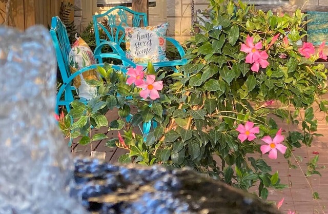 Charming bungalow near downtown Round Rock! High speed Wi-Fi!