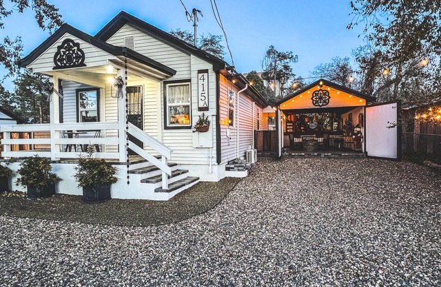 Charming Butte Hideaway with Hot Tub, Near Downtown -Thumb Butte & Hiking Trails