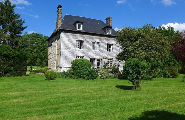 Charming country mansion with swimming pool, near a golf course