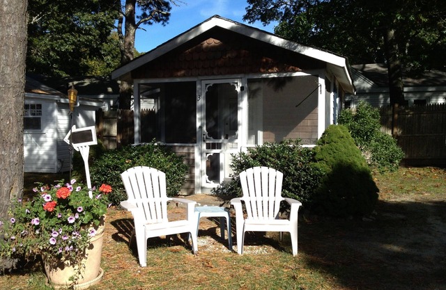 Charming Cabin for 2 w pool, 1mile to ocean, BBQ, Pet ok, walk to mini golf/food