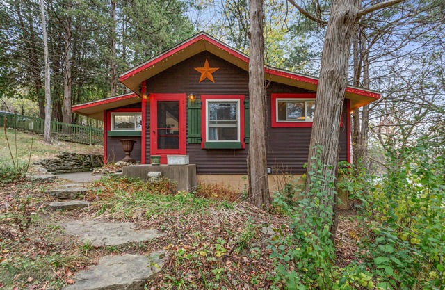 Charming cabin in Afton, with seasonal views of river! Ski , snowshoe, relax!