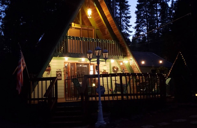 Charming Cabin - Lake Almanor Peninsula - 2 blocks from the Lake!