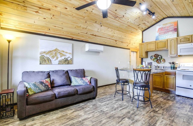 Charming Cabin Near Great Smoky Mountains!