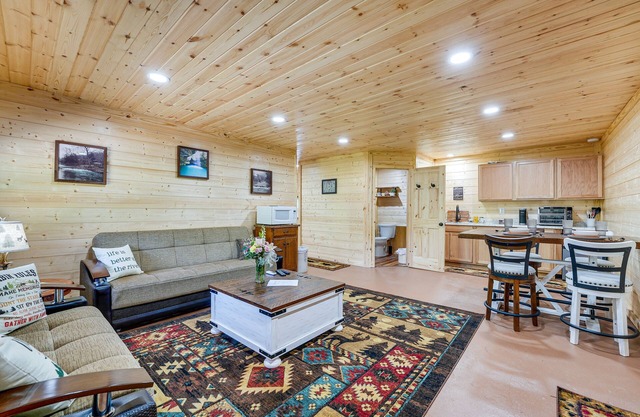 Charming Cabin Near Roaring River State Park!