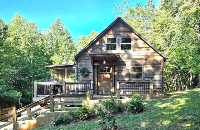 Charming cabin with a loft, fire pit and creek in enchanting Dahlonega