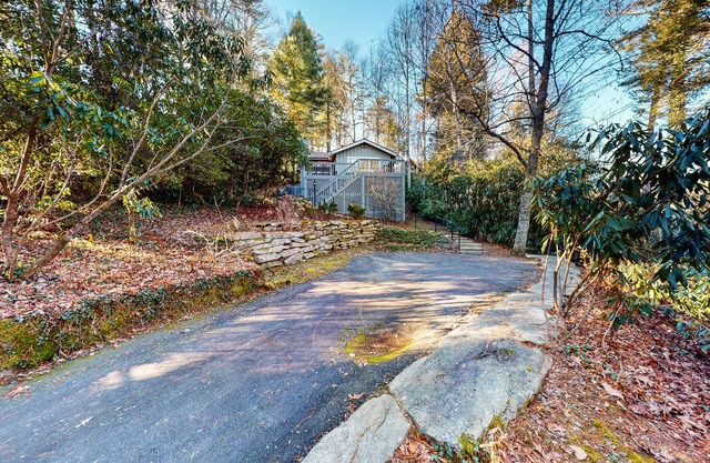 Charming cabin with private deck, fireplace, central AC, & private W/D