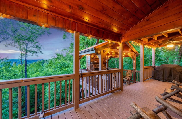 Charming cabin with stunning mountain views, WiFi, and hot tub