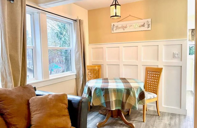 Charming cabin with river access & AC in Blue River - perfect for a getaway