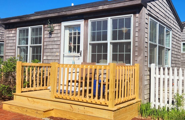 Charming Cape Cod Waterfront Cottage Perfect for 2! 1 minute walk to the beach!