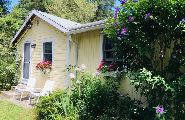 Charming Cape Cottage in Brewster