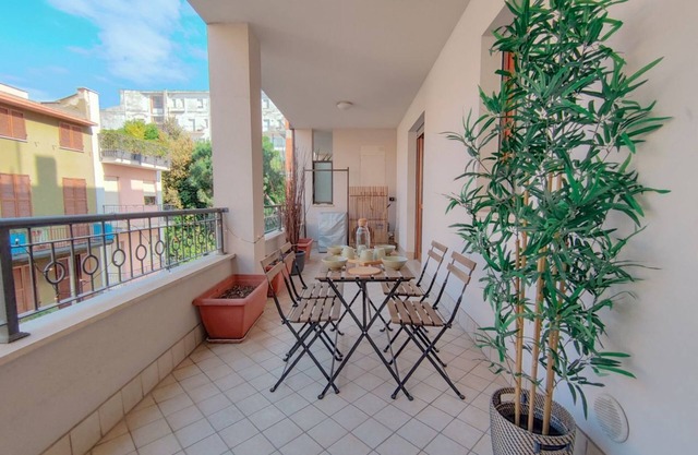 Charming Central Apartment with Terrace, Just 5 Minutes from the Beach