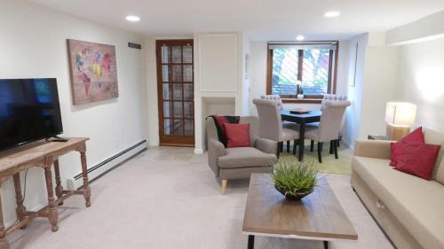 Charming City Centered Walk to Zoo