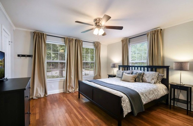 Charming Cottage 2 Living 5 Beds by AustinGetaways