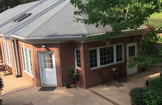 Charming Cottage convenient to Leesburg. Wineries, Hiking and more.