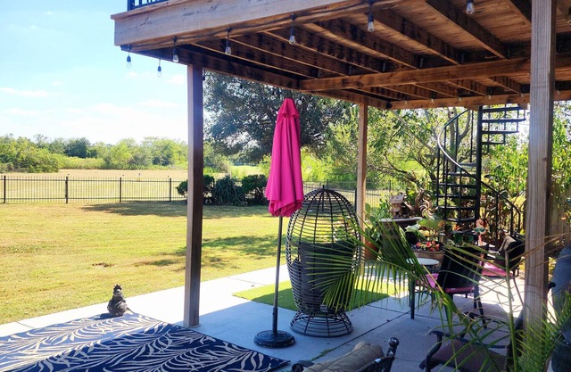 Charming cottage in Cypress with lake view ,WiFi, AC and relaxing outdoor patio.