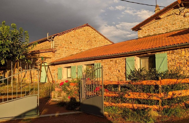 Charming cottage in Neulise, pets welcome, parking, internet